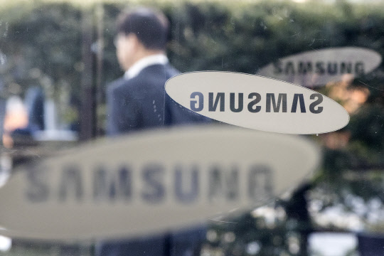 박영수 특별검사팀이 16일 이재용 삼성전자 부회장에게 구속영장을 청구했다. 이 부회장에겐 뇌물공여와 특정경제범죄가중처벌법상 횡령, 국회에서의 증언·감정 등에 관한 법률 혐의가 적용됐다. 사진은 이날 오후 삼성그룹 서초사옥.